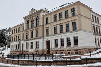 Schwarzenberg: Erneuter Anlauf für Bau denkmalgeschützter Schulfassade - Als klar war, dass die Arbeiten zur denkmalgerechten Fassadensanierung an der Stadtschule längere Zeit ruhen, ließ die Stadt das Gerüst und die Eingangsüberdachung abbauen sowie die Hofbereiche beräumen.