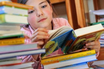 Schwarzenberg: Erz-Buchmesse bietet auch junge Autoren ein Podium - Geschichten lesen oder selbst verfassen, das tun sehr viele Jugendliche noch. Die Messe will junge Autoren ins Rampenlicht holen. F