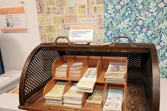 Schwarzenberg: Erzgebirgssparkasse gestaltet aus ihrem Fundus einzigartige Ausstellung - Als wertlose Geldscheine als Tapetenuntergrund dienten: Kassenzählhaube mit zwei Billionen Mark aus Inflationszeiten. 