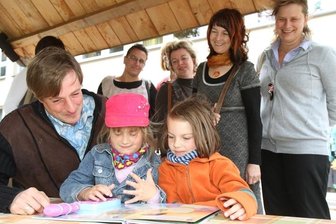 Schwarzenberg: Fachkräftemangel führt Quereinsteiger in Kitas - Noch können Jule und Sophia die Männer im Kinderhaus an einer Hand abzählen. Jörg Eller (r.) steckt gerade in der Ausbildung.