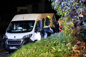 Schwarzenberg: Fahrer vom eigenen Fahrzeug eingeklemmt - 