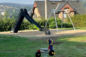 Schwarzenberg: Fast zwei gute Nachrichten für Knirpse zum Weltkindertag - Eine neue Rutsche sowie ein neuer Kletterturm ergänzen jetzt das Spielangebot für die Jüngsten am Schwarzenberger Brückenberg.