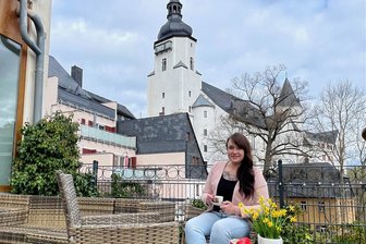 Schwarzenberg: "Fräulein Eichhorn" öffnet die Café-Terrasse - Was Dana Eichhorn auf der Terrasse hinter ihrer kleinen Nähstube tagtäglich genießen kann, will sie nun auch anderen gönnen und zugänglich machen - die faszinierende Perspektive auf Wahrzeichen der Stadt.