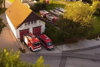 Schwarzenberg: Gerätehaus der Feuerwehr Heide erhält Anbau – Stadt kauft Nachbargrundstück - Das Feuerwehrgerätehaus in Schwarzenberg-Heide. Für eine Erweiterung des Depots erwirbt die Stadt das benachbarte Grundstück. Es gehört noch der Wohnungsgenossenschaft, die im Gegenzug zwei städtische Teilflächen in Heide kauft.