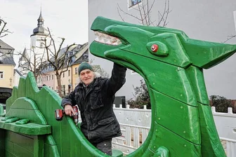 Schwarzenberg: Großer Drachen und kleine Sitze am Sandkastenrand -
