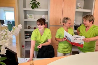 Schwarzenberg: Hautärztin Müller kündigt Ende ihrer Praxis für 2024 an - Hautärztin Dr. Simone Müller (r.) und ihre beiden Mitarbeiterinnen Julia Niedermann (l.) und Isabelle Weigel (M.) am Empfang der Praxis.