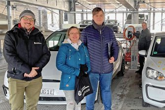 Schwarzenberg: Im neuen Parkhaus gibt's nun private Ladepunkte - Sebastian Schmidt (l.) von den Stadtwerken erklärte Stefanie Richter-Rehn, wie sie über ihre eigene Wallbox im neuen Parkhaus ihr E-Fahrzeug laden kann. Mit dabei Marc Lukas Thiele (3. v. l.) aus der Stadtverwaltung, über die die Vermietung der Wallboxen mit organisiert wurde. Hinten der Vater von Frau Richter-Rehn, der ebenfalls ein reines E-Mobil fährt. 