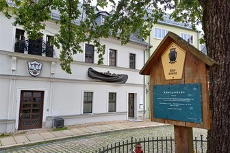 Schwarzenberg: In ehemalige Sparkassenfiliale soll städtische Tourist-Information einziehen - Das ehemalige Sparkassengebäude am Unteren Markt in der Schwarzenberger Altstadt. Nach dem Umbau des Erdgeschosses soll die städtische Tourist-Information einziehen.