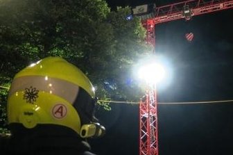 Schwarzenberg: Jugendliche klettern nachts auf Baukran - Zwei Jugendliche sind am späten Freitagabend in Schwarzenberg auf einen 42 Meter hohen Baukran geklettert. Feuerwehrleute haben sie heruntergeholt.