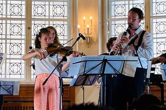 Schwarzenberg: Junge Musiker und Sänger wachsen über sich hinaus - Mit ihrem gemeinsam dargebotenen Intermezzo aus Cavalleria Rusticana überzeugten Luise Winkler (12) und Marius Reuschel (21) beim festlichen Abschlusskonzert von Art on Stage 2023.