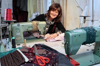 Schwarzenberg: „Kammer der Träume“ wieder geöffnet - Kerstin Richter,eine gelernte Modedesignerin, sitzt auch mal an der Nähmaschine und zaubert ein neues Kostüm für den Fundus.