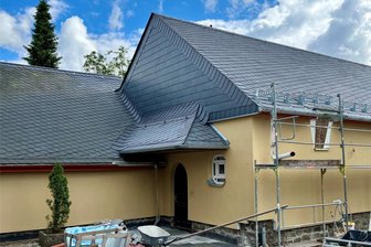 Schwarzenberg: Katholiken eröffnen mit Festakt am Sonntag ihr umgebautes Gemeindehaus - Das Erdgeschoss des Gemeindehauses bekam ein Kaltdach. Im Gebäude wurde die Raumordnung geändert.