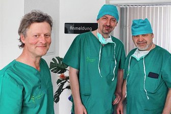 Schwarzenberg: Neuer Mediziner steigt in chirurgischer Praxis ein - Dr. Hans-Jürgen Schreckenbach (l.) ist froh, in Gert Bühnemann (M.) einen neuen Praxispartner für Ullrik Meinhold (r.) gefunden zu haben.