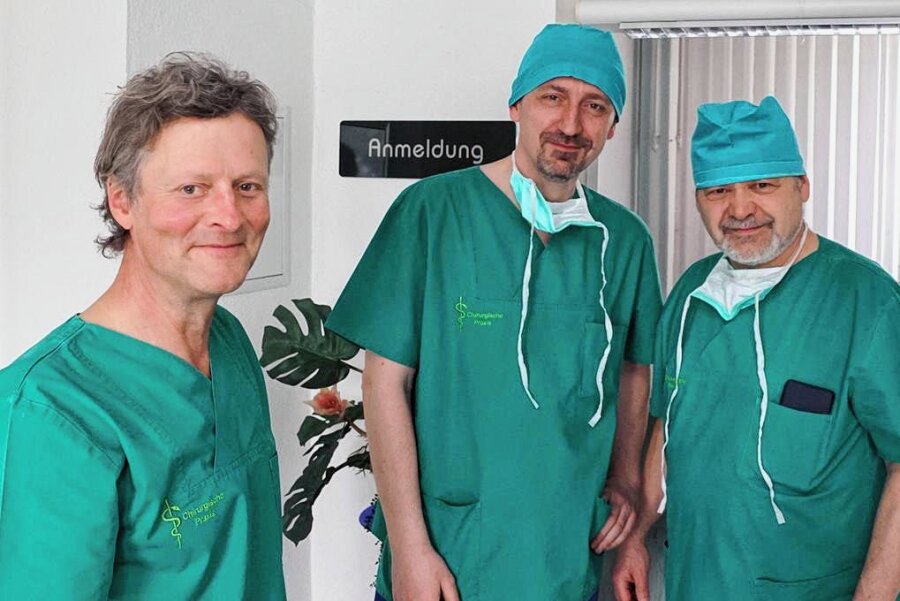 Schwarzenberg: Neuer Mediziner steigt in chirurgischer Praxis ein - Dr. Hans-Jürgen Schreckenbach (l.) ist froh, in Gert Bühnemann (M.) einen neuen Praxispartner für Ullrik Meinhold (r.) gefunden zu haben. 