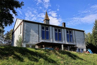 Schwarzenberg-Neuwelt: Vereine veranstalten Kinderfest und rücken 90-jährige Turnhalle ins Blickfeld - 90 Jahre alt: die Turnhalle in Neuwelt. Es ist erheblicher Sanierungsbedarf aufgelaufen. Viele Neuwelter bangen um den Erhalt der Halle.