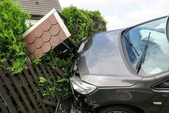 Schwarzenberg: Opel landet im Zaun -