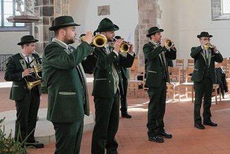 Schwarzenberg: Peta-Tierschützer werfen Kirche "Segen für Jäger" vor - Bei der Hubertusmesse in der St.-Wolfgang-Kirche in Schneeberg im vorigen Jahr traten die Original Grünhainer Jagdhornbläser auf. Am Sonntag werden sie in der römisch-katholischen Pfarrkirche Heilige Familie in Schwarzenberg zur Hubertusmesse erwartet. 
