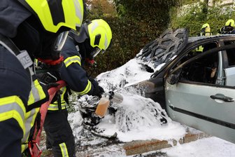 Schwarzenberg: Pkw geht in Flammen auf - Die Einsatzkräfte der Feuerwehr löschten sowohl mit Wasser als auch mit Schaum.
