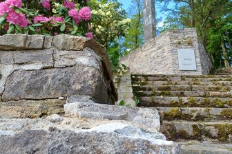 Schwarzenberg: Schäden durch Vandalismus in Parkanlagen nehmen zu – Stadt hofft auf Hinweise - Eine schon mehrfach zerstörte Mauerkante am Aufgang zum Kriegerehrenmal im Rockelmannpark von Schwarzenberg.