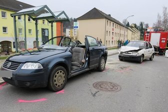 Schwarzenberg: Skoda kracht in Fahrschulauto - VW und Skoda sind am Donnerstag in Schwarzenberg kollidiert.