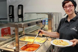 Schwarzenberg: Sprung auf den Arbeitsmarkt ist geglückt - Seit Anfang Februar gehört Nicole Schmidt aus Schwarzenberg nun offiziell zum Team der Kantine in der Porsche-Werkzeugbau GmbH. Damit gelang der 30-Jährigen der Sprung auf den ersten Arbeitsmarkt.