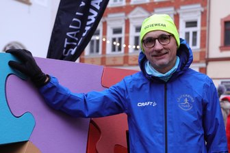 Schwarzenberg startet ins Festjahr: Wie ein Erzgebirger den Auftakt zur 875-Jahrfeier als Vorbereitung für Marathon in New York nutzt - Mike Bochmann aus Crandorf übernahm die Strecke von Pöhla auf den Markt.