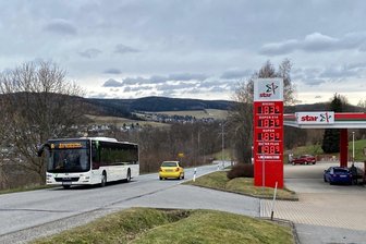 Schwarzenberg: Straße zum Stadtteil Sonnenleithe bis Ende März baubedingt Einbahnstraße - Die Tankstelle in Sonnenleithe bleibt während der Bauarbeiten an der Clara-Zetkin-Straße aus beiden Richtungen erreichbar.