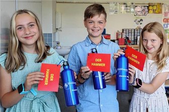 Schwarzenberg überrascht Viertklässler mit Stadtgeschenk - Nelly, Oskar und Nele (v. l.) sind nur drei von vielen Grundschülern, die sich übers Stadtgeschenk freuen durften.