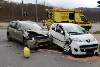 Schwarzenberg: Verletzte nach Crash auf der B101 - Zwei Fahrzeuge kollidierten am Sonntagnachmittag in Schwarzenberg. Dabei gab es Verletzte.