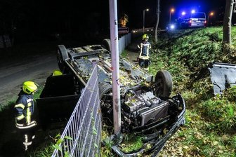 Schwarzenberg: VW überschlägt sich und landet in Zaun -