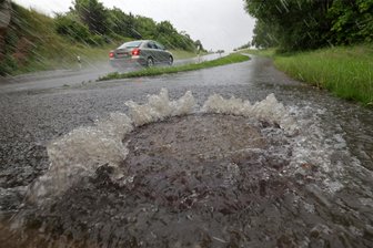 Schwarzenberg: Wetterkapriolen häufen sich – Stadt rät Bürgern zur Eigenvorsorge - Es ist kein seltenes Bild, dass bei Starkregen die Gullys schnell an die Grenze ihrer Aufnahmekapazität kommen.