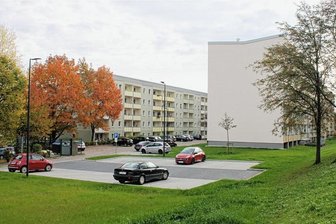 Schwarzenberg will Energieverbrauch senken - Konzept für Wohngebiete soll Potenziale aufzeigen - Wo in Schwarzenberg-Heide jetzt dieser Parkplatz ist, stand einst ein Wohnblock. Die meisten Blöcke im Wohngebiet gibt es aber weiterhin, etliche mit dem Bedarf einer energetischen Sanierung. 