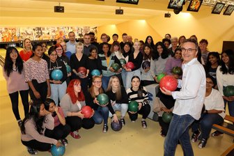 Schwarzenberg: Wo ein Chef mit seinen 41 Lehrlingen aus drei Ländern bowlt - Zu Beginn musste EKH-Geschäftsführer Thoralf Bode (vorn) die Handhabung einer Bowlingkugel und das Spiel als solches erst einmal erklären.