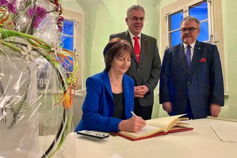 Schwarzenberg würdigt früheres Stadtoberhaupt Heidrun Hiemer mit dem Ehrenbürgerrecht - Heidrun Hiemer erhält am 8. März 2024 im Schloss Schwarzenberg die Ehrenbürgerwürde und trägt sich im Beisein von Oberbürgermeister Ruben Gehart und Landrat a. D. Frank Vogel (r.) ins Goldene Buch der Stadt ein.