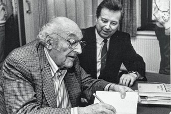 Schwarzenberg zeigt Film über "Schwarzenberg"-Autor - und wie Stefan Heyms Bibliothek umzog - Autor Stefan Heym Mitte der 1990er-Jahre in Schwarzenberg. Neben ihm der damalige Bürgermeister Klaus Knauer. Im Ratskeller kam Heym mit dem Signieren seines Romans "Schwarzenberg" kaum nach.