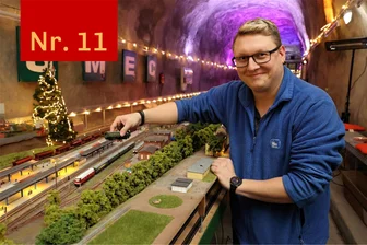 Schwarzenberger Adventskalender: Im alten Tunnel unterm Schloss rollen stilecht Modelleisenbahnen - Kurt Göthel, Vorsitzender des Schwarzenberger Modelleisenbahn-Clubs, an einer Anlage der Spurweite TT bei der Ausstellung im Schlosstunnel.