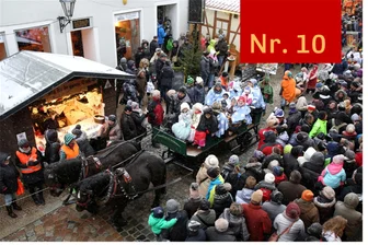 Schwarzenberger Adventskalender: Märchenumzug lockt alle Generationen in die Altstadt - Der Märchenumzug anlässlich des Schwarzenberger Weihnachtsmarkts muss sich stets den Weg durch ein dichtes Spalier von Zuschauern bahnen.