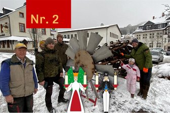 Schwarzenberger Adventskalender: Ortspyramiden drehen sich wieder - Unter Leitung von Harfenbaumeister Alexander Riedel (r.) bauten Familienmitglieder und Helfer die Ortspyramide von Pöhla auf. Am ersten Advent soll sie angeschoben werden.