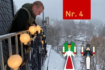 Schwarzenberger Adventskalender: Schwibbogen auf dem Gymnasium sendet Lichtergruß ins Erzgebirge - Hausmeister Patrick Hogrefe beim Funktionstest am Schwibbogen auf dem Dach des Bertolt-Brecht-Gymnasiums in Schwarzenberg.