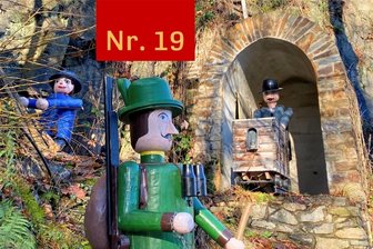 Schwarzenberger Adventskalender: Weihnachtsberg am Totensteinfels - Details am Weihnachtsberg: Gerade kommt ein Jäger am Stollenmundloch vorbei und sieht, wie ein Bergmann einen Hunt herausschiebt.