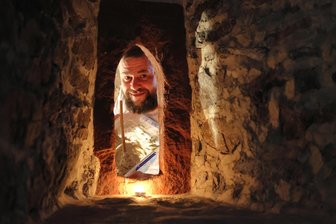 Schwarzenberger Bäckermeister lässt Sauerteig für Festbrot im Schlosskeller reifen - Hinter diesem gotischen Fenster im Kellergewölbe des Schlosses reift der Teig.