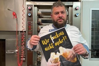 Schwarzenberger Bäckermeister schlägt Alarm: "Ein Brot für 8 Euro - das geht nicht!" - Bäckermeister Pierre Kittel treibt die aktuelle Situation um und viele seiner Berufskollegen geben ihm recht. Ein guter Freund von ihm habe das in einem sehr treffenden Plakat umgesetzt, das er zeigt.