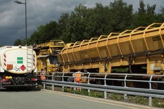 Schwarzenberger Bahnverein leistet Tank-Hilfe für XXL-Arbeitszug - Wo einen gut 300 Meter langen Bettungsreinigungszug an elf Stellen betanken, ohne zu entkuppeln oder den Verkehr auf Streckengleisen zu behindern? Der Verein Sächsischer Eisenbahnfreunde ermöglichte das auf seinem Gleis neben der Gewerbegebietsstraße am Bahnhof in Schwarzenberg. 