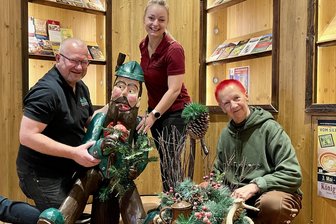 Schwarzenberger „Deko-Queen“ übergibt Erbstück an die Köhlerhütte Waschleithe - Regina Lehmann (r.) ist froh, dass Heiko und Johanna Schmidt die Figur aufstellen.