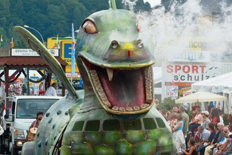 Schwarzenberger Drache fürchtet den Regen - Das Schwarzenberger Wappentier hat schon viele große Auftritte gemeistert, wie hier beim Festumzug zum Tag der Sachsen in Schwarzenberg 2013.