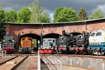 Schwarzenberger Eisenbahntage: Ersatzlok sorgt für ordentlich Dampf - Während der Schwarzenberger Eisenbahntage sind vor dem Lokschuppen des ehemaligen Bahnbetriebswerks vor allem die vereinseigenen Schätze aus dem Fahrzeugbestand der Sächsischen Eisenbahnfreunde zu bestaunen. 