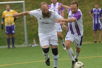Schwarzenberger entführen den Pott - Freizeitkicker jagten beim Sommercup in Aue dem runden Leder nach. In dieser Szene liefern sich Thomas Weigel (links) von den "Ottos" aus Schneeberg und Markus Kolbe von der BSG Wismut Aue ein Laufduell.