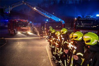 Schwarzenberger Feuerwehr erhält neues Einsatzfahrzeug – Kosten rund 450.000 Euro - Mit einer kleinen Fahrzeugparade sowie Fackeln, Pyrotechnik und Feuerwerk wurde der neue Gerätewagen begrüßt.
