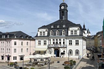 Schwarzenberger Geschäftsleute wünschen sich wieder verstärktes Stadtmarketing - Der Ratskeller in Schwarzenberg hat nun auch sein Freiluftrestaurant auf dem Markt wieder eröffnet. Foto: