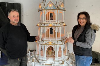 Schwarzenberger Holzbildhauer restauriert mit Helfern große Familienpyramide aus den USA - Peter-Paul Brockhage und Vicki Scheffler beim Aufbau der restaurierten, mit Untergestell etwa 2,60 Meter hohen Pyramide. Bestückt wird sie mit vielen bemalten Figuren auf den Drehtellern sowie mit 24 weißen Figuren – je 12 Apostel und Engel – auf kleinen Podesten am Grundgestell.